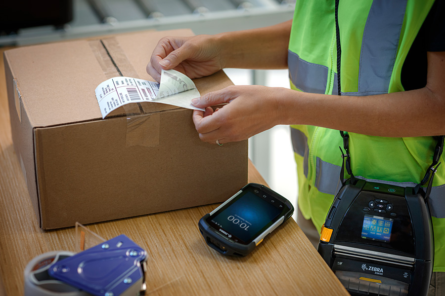 Mobiele Zebra-scanner en labelprinter in gebruik