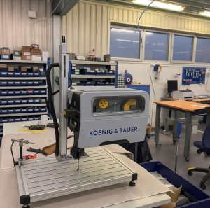 Koenig & Bauer 2PL met kap op de stand