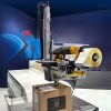 Koenig & Bauer 2PL Print & Apply applicator brengt een etiket aan op een doos
