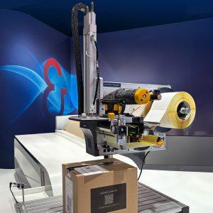Koenig & Bauer 2PL Print & Apply applicator brengt een etiket aan op een doos